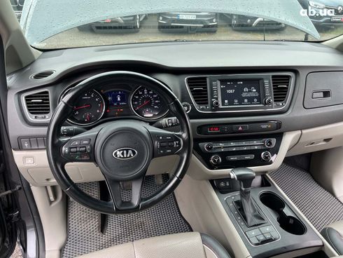 Kia Sedona 2017 серый - фото 31