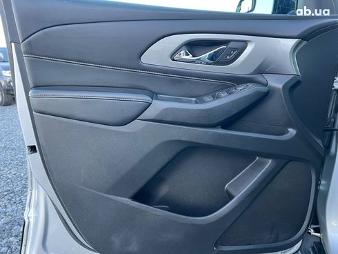 Chevrolet Traverse 2017 серый - фото 15