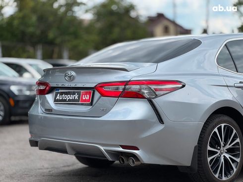 Toyota Camry 2018 серый - фото 14