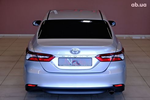 Toyota Camry 2024 серебристый - фото 6