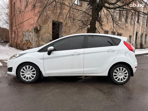 Ford Fiesta 2014 белый - фото 6