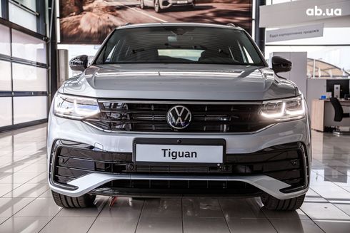Volkswagen Tiguan 2023 серебристый - фото 2