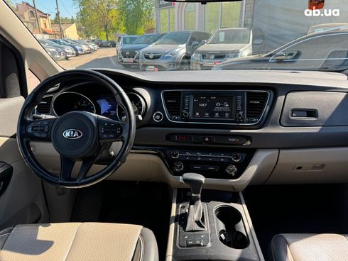 Kia Sedona 2017 серый - фото 25
