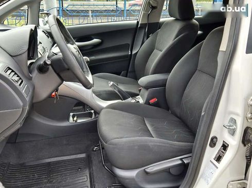 Toyota Auris 2011 - фото 11