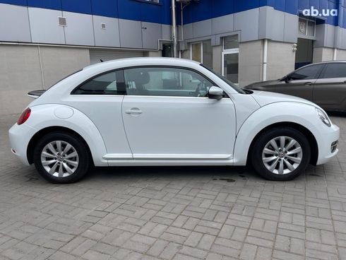 Volkswagen Beetle 2015 белый - фото 7