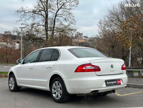 Skoda Superb 2012 белый - фото 4