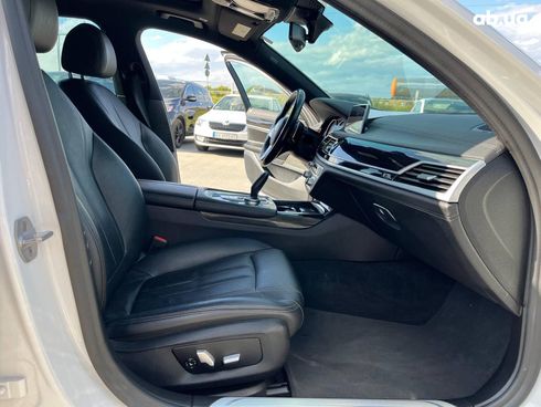 BMW 7 серия 2018 белый - фото 31