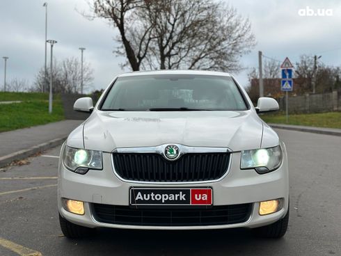Skoda Superb 2012 белый - фото 10
