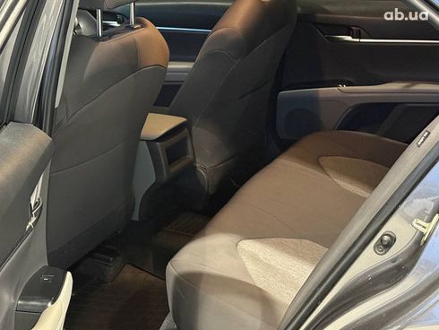 Toyota Camry 2018 серый - фото 14