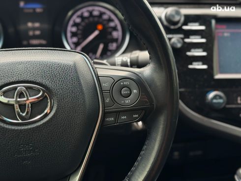 Toyota Camry 2018 серый - фото 31