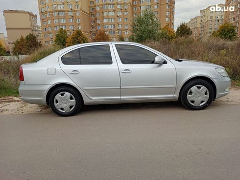 Skoda Octavia 2011 серебристый - фото 3
