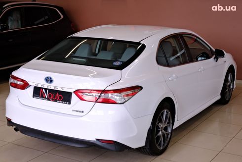 Toyota Camry 2019 белый - фото 5