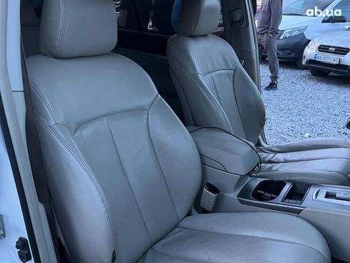 Subaru Legacy 2010 белый - фото 33