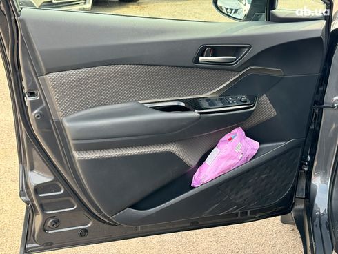 Toyota C-HR 2022 серый - фото 15