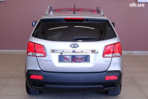 Kia Sorento 2011 серебристый - фото 6