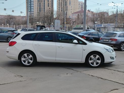 Opel Astra 2012 белый - фото 9