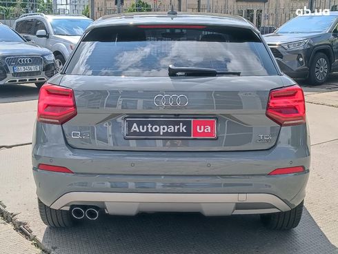 Audi Q2 2018 серый - фото 11