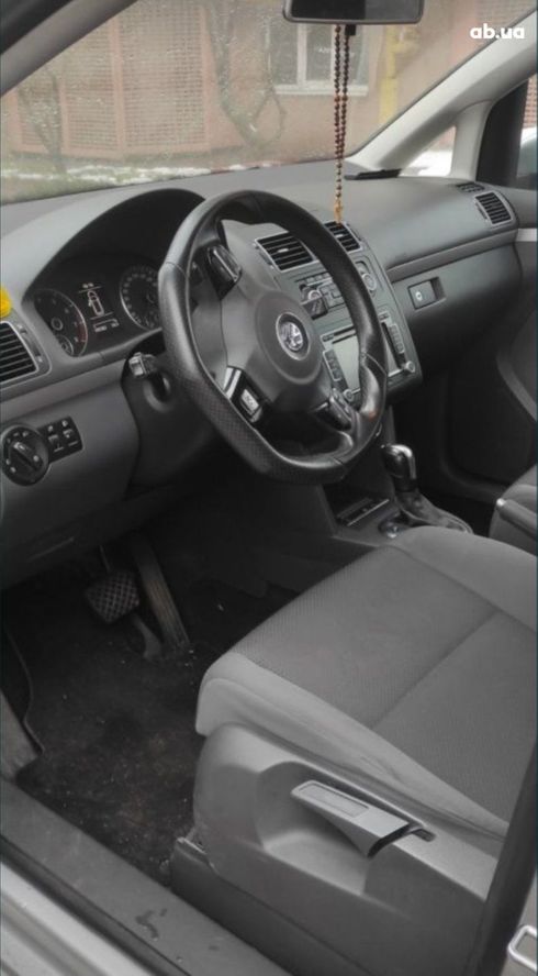 Volkswagen Touran 2010 серебристый - фото 5