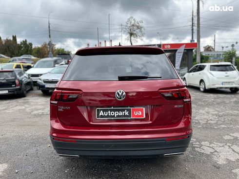 Volkswagen Tiguan 2019 красный - фото 7