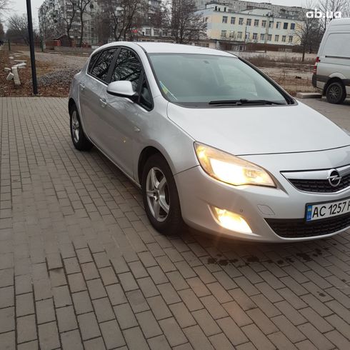 Opel Astra J Hatchback 2010 серебристый - фото 2