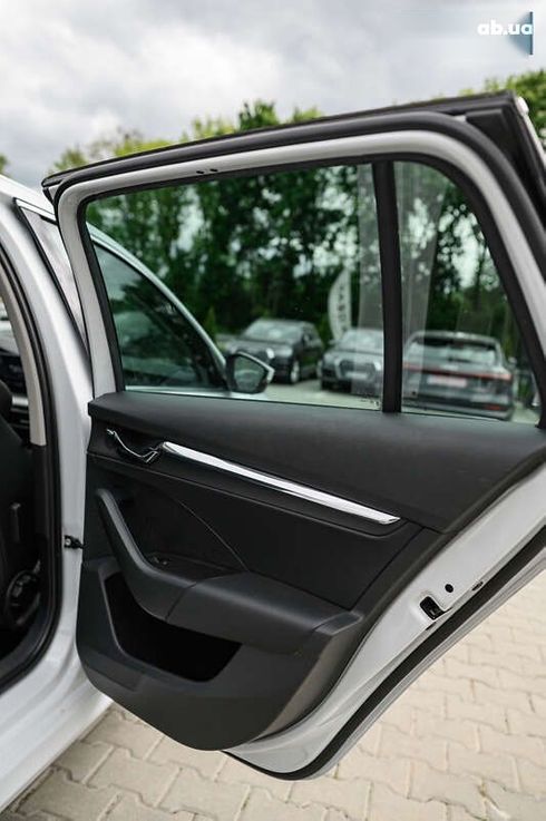 Skoda Octavia 2021 - фото 30
