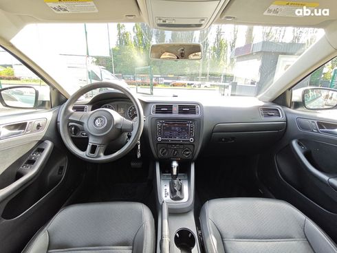 Volkswagen Jetta 2014 серебристый - фото 16