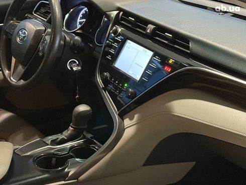 Toyota Camry 2018 серый - фото 21