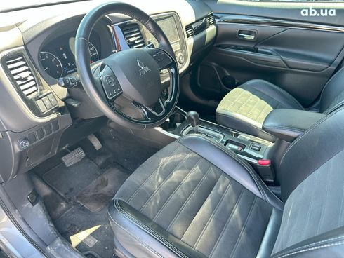 Mitsubishi Outlander 2019 серый - фото 18