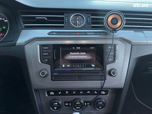 Volkswagen Passat 2016 серый - фото 20
