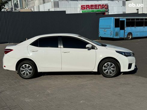 Toyota Corolla 2015 белый - фото 4