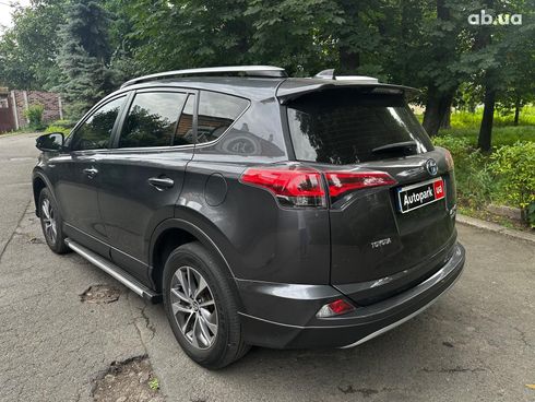 Toyota RAV4 2017 серый - фото 7