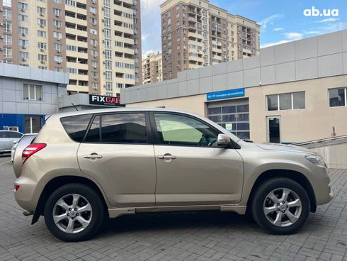 Toyota RAV4 2011 бежевый - фото 4