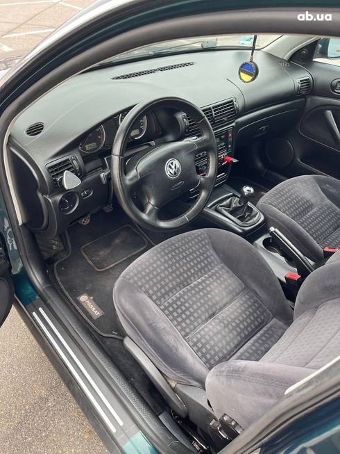 Volkswagen Passat 2001 зеленый - фото 7
