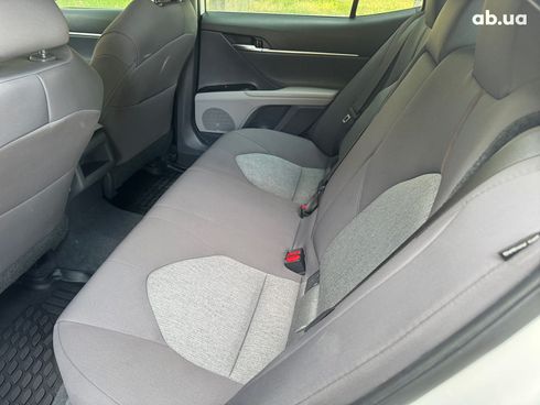 Toyota Camry 2020 белый - фото 18