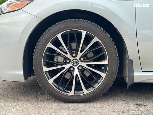 Toyota Camry 2018 серый - фото 7