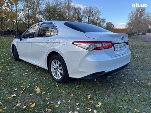 Toyota Camry 2018 белый - фото 9