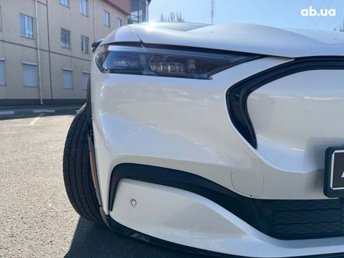 Ford Mustang Mach-E 2021 белый - фото 18