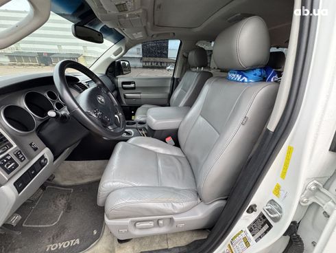 Toyota Sequoia 2011 белый - фото 9