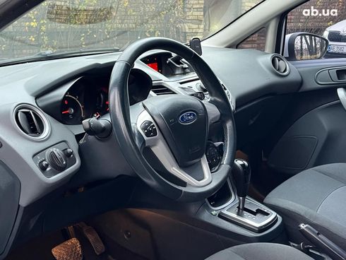 Ford Fiesta 2011 белый - фото 10