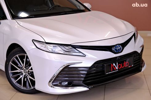 Toyota Camry 2021 белый - фото 3