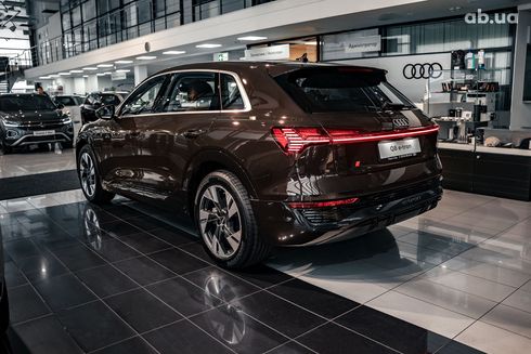 Audi Q8 e-tron 2023 коричневый - фото 6