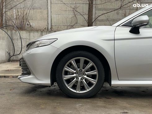 Toyota Camry 2018 серый - фото 12