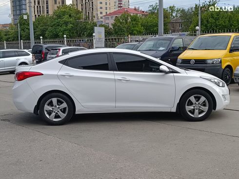 Hyundai Elantra 2012 белый - фото 7