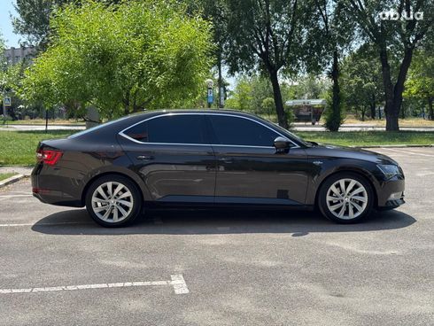 Skoda Superb 2016 коричневый - фото 6