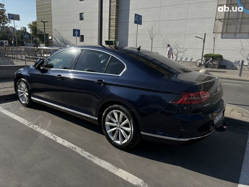Volkswagen Passat 2017 синий - фото 2
