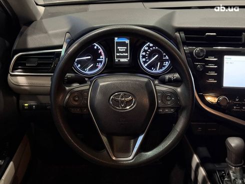 Toyota Camry 2018 серый - фото 15