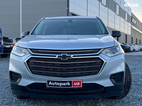 Chevrolet Traverse 2017 серый - фото 2