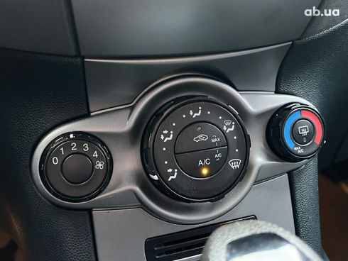 Ford Fiesta 2011 белый - фото 11