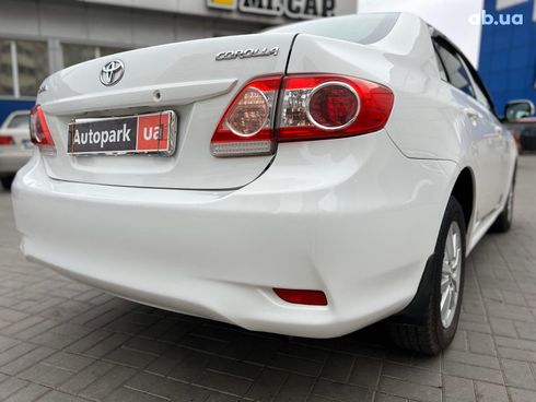 Toyota Corolla 2011 белый - фото 11
