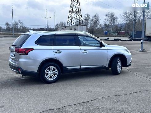 Mitsubishi Outlander 2018 - фото 11